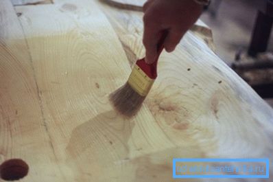 Quaste überziehen die Spüle mit Epoxidkleber Quaste überziehen die Spüle mit Epoxidkleber
