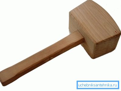 Zum Biegen von Blechen wird ein Holzhammer benötigt. Zum Biegen von Blechen wird ein Holzhammer benötigt.