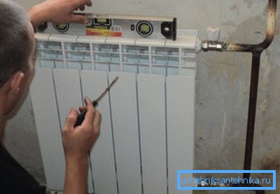 Die klassische Batterie erhält Wärmeenergie aus dem Wasser, das durch die Rohre zugeführt wird Die klassische Batterie erhält Wärmeenergie aus dem Wasser, das durch die Rohre zugeführt wird