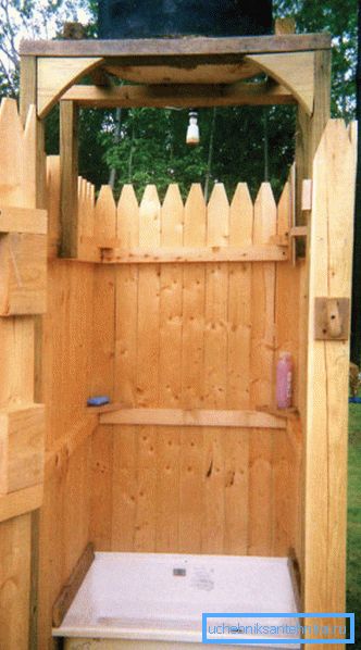 Klassische Gartendusche aus Holz. Klassische Gartendusche aus Holz.