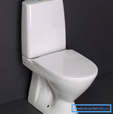 Klassisches WC mit schmalem Spülkasten Klassisches WC mit schmalem Spülkasten