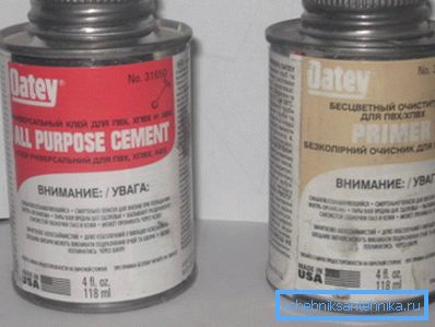 Klebstoff und Reiniger für die Verarbeitung von Polypropylenprodukten werden in einem luftdichten Behälter verkauft, der den Zugang zu Licht verhindert