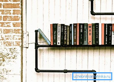 Bücherregal mit Düsen, Kupplungen, T-Stücken und Ecken. Bücherregal mit Düsen, Kupplungen, T-Stücken und Ecken.