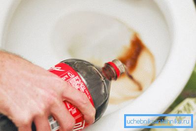 Coca-Cola entfernt aufgrund des hohen Phosphorsäuregehalts Rost. Coca-Cola entfernt aufgrund des hohen Phosphorsäuregehalts Rost.