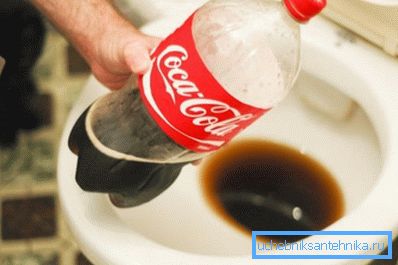 Coca-Cola ist ein wirksames Werkzeug zum Reinigen von Rohrleitungen Coca-Cola ist ein wirksames Werkzeug zum Reinigen von Rohrleitungen