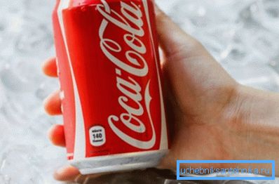 Cola kommt mit einer braunen Patina auf der Toilette zurecht Cola kommt mit einer braunen Patina auf der Toilette zurecht