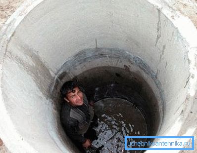 Ein Brunnen aus Betonringen, die unter ihrem Gewicht in die Mine fallen Ein Brunnen aus Betonringen, die unter ihrem Gewicht in die Mine fallen