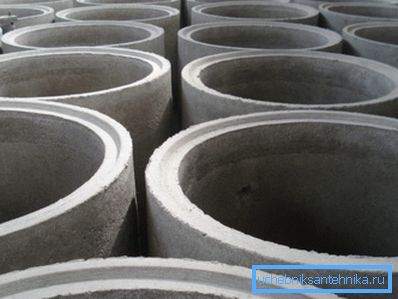 Ringe aus Betonwaren für einen Brunnen. Ringe aus Betonwaren für einen Brunnen.