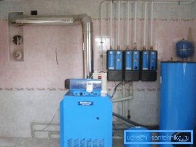 Mit dem kombinierten Heizkessel können Sie einen sauberen und vollständig autonomen Heizraum im Haus einrichten Mit dem kombinierten Heizkessel können Sie einen sauberen und vollständig autonomen Heizraum im Haus einrichten