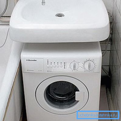 Kompakte Waschmaschine unter der Spüle im Badezimmer Kompakte Waschmaschine unter der Spüle im Badezimmer