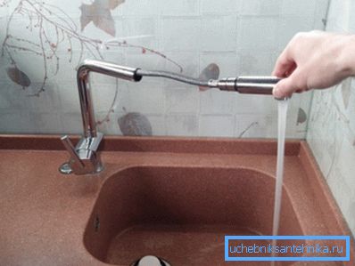 Kompakte Küchenarmatur mit ausziehbarem Auslauf - die perfekte Lösung für kleinere Spülbecken Kompakte Küchenarmatur mit ausziehbarem Auslauf - die perfekte Lösung für kleinere Spülbecken