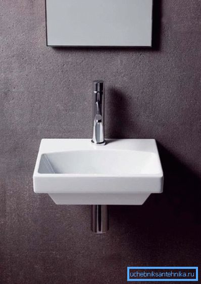 Kompaktes Waschbecken bietet nicht viel Komfort. Kompaktes Waschbecken bietet nicht viel Komfort.