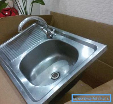 Waschbecken mit Wasserhahn gesetzt Waschbecken mit Wasserhahn gesetzt