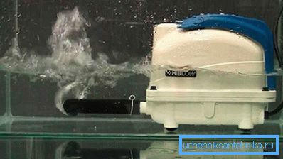 1154 Der Kompressor pumpt Luft ins Wasser