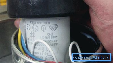 Kondensator und Kabel befinden sich unter der oberen Abdeckung der Pumpe Kondensator und Kabel befinden sich unter der oberen Abdeckung der Pumpe
