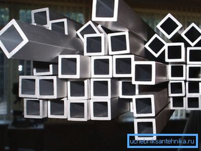Designs aus NE-Metallen mit klarer Form. Designs aus NE-Metallen mit klarer Form.