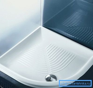 Das Design befindet sich direkt am Boden. Das Design befindet sich direkt am Boden.