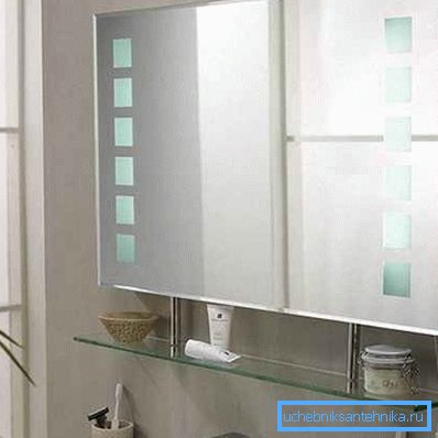 Design mit Glasablage und Innenbeleuchtung.