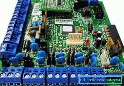 Der Controller wird ohne die Verwendung von Hot Cards zusammengebaut.