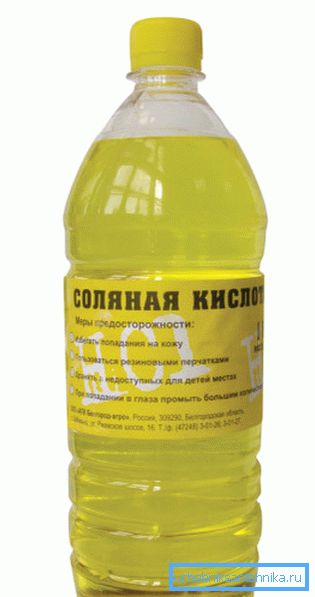 Konzentrierte Salzsäure wird in einer Plastikflasche verkauft. Konzentrierte Salzsäure wird in einer Plastikflasche verkauft.