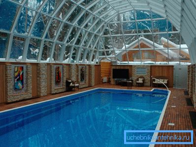 Konvektoren entlang der Wände zum Heizen des Pools Konvektoren entlang der Wände zum Heizen des Pools