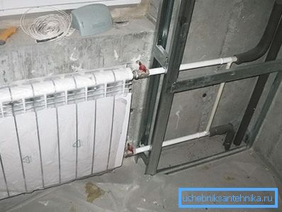 Eine Box als Option zum Abdecken von Rohren Eine Box als Option zum Abdecken von Rohren