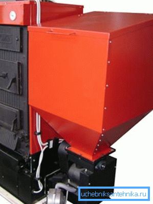Der Kessel KCM kann mit einem Bunker zur automatischen Beschickung von Pellets ausgestattet werden. Der Kessel KCM kann mit einem Bunker zur automatischen Beschickung von Pellets ausgestattet werden.