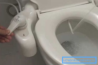 Bidet Wasserhahn auf der Toilette ermöglicht es Ihnen, den Wasserdruck einzustellen Bidet Wasserhahn auf der Toilette ermöglicht es Ihnen, den Wasserdruck einzustellen