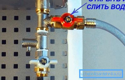 Zum Ablassen des Wassers mit einem an die Armatur angeschlossenen Schlauch tippen Zum Ablassen des Wassers mit einem an die Armatur angeschlossenen Schlauch tippen
