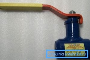 Der Kran unter Kupplungsverbindung mit der Rohrleitung. Der Kran unter Kupplungsverbindung mit der Rohrleitung.
