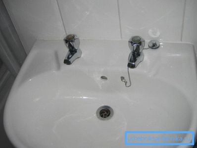 Die Wasserhähne befinden sich so, dass die Hände nicht unter fließendem Wasser gewaschen werden können. Die Wasserhähne befinden sich so, dass die Hände nicht unter fließendem Wasser gewaschen werden können.