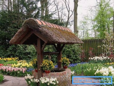 Schöner blinder Bereich am Brunnen ist mit Steinplatten bedeckt