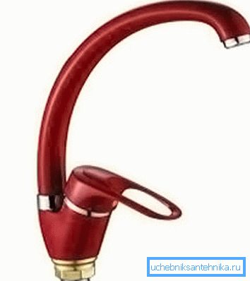 Roter Waschtischmischer mit Gelenkregler Roter Waschtischmischer mit Gelenkregler
