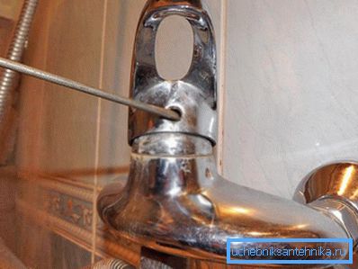 Die Befestigungsschraube versteckt sich unter dem Stecker. Die Befestigungsschraube versteckt sich unter dem Stecker.