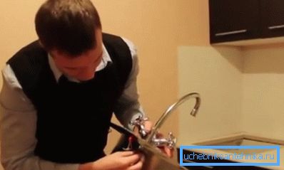 Montieren Sie den Mixer an der Spüle Montieren Sie den Mixer an der Spüle