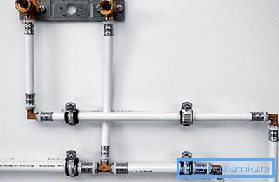 Rohrbefestigung an der Wand Rohrbefestigung an der Wand