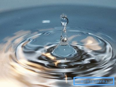 Kristallklares Wasser aus einem Brunnen ist real. Kristallklares Wasser aus einem Brunnen ist real.