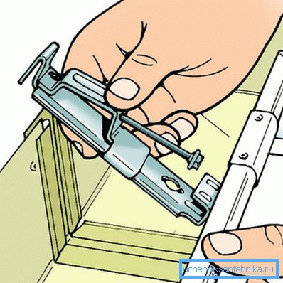 Die Klammern werden in die Dachrinne eingeführt. Die Klammern werden in die Dachrinne eingeführt.