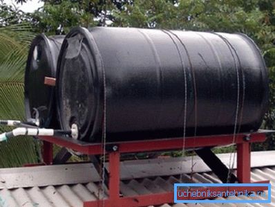 Runde Metallfässer in Schwarz. Runde Metallfässer in Schwarz.