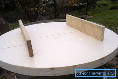 Verschließen Sie einen Brunnen aus expandiertem Polystyrol Verschließen Sie einen Brunnen aus expandiertem Polystyrol