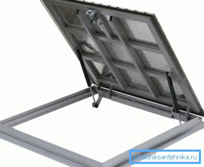 Eine quadratische Aluminiumprobe hält einer Last von 200 kg stand. Eine quadratische Aluminiumprobe hält einer Last von 200 kg stand.