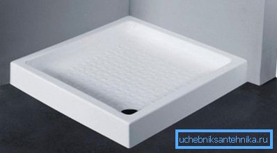 Quadratisches Tablett mit durchschnittlicher Tiefe aus Sanitärkeramik. Quadratisches Tablett mit durchschnittlicher Tiefe aus Sanitärkeramik.