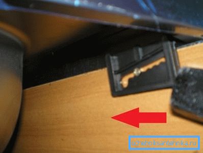 Leichtes Antippen der Kunststoffhalterung bewegt sich in die Designposition. Leichtes Antippen der Kunststoffhalterung bewegt sich in die Designposition.