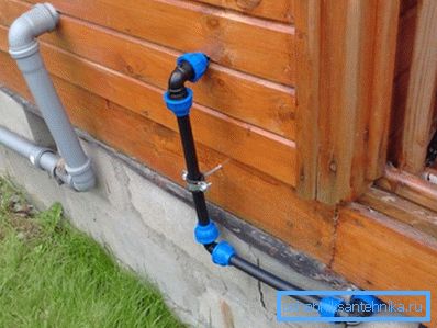 Sommerwasserleitung aufgewickelt in einem Landhaus. Sommerwasserleitung aufgewickelt in einem Landhaus.