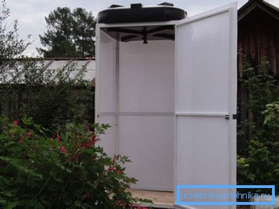 Sommerdusche mit einem Rahmen aus Stahlrohr und einem flachen Kunststofftank. Sommerdusche mit einem Rahmen aus Stahlrohr und einem flachen Kunststofftank.