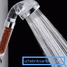 Der Gießkannenbelüfter reinigt Wasser von Verunreinigungen und reichert es mit Sauerstoff an Der Gießkannenbelüfter reinigt Wasser von Verunreinigungen und reichert es mit Sauerstoff an