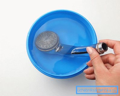Gießkanne in Essigsäure Gießkanne in Essigsäure