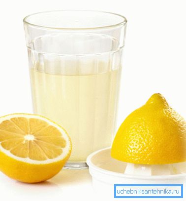 Zitronensaft, in Wasser gelöst, dient als hervorragendes Aroma Zitronensaft, in Wasser gelöst, dient als hervorragendes Aroma
