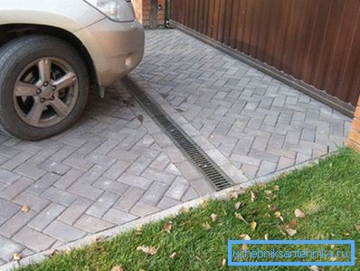 1212 Lineare Drainage vor dem Tor