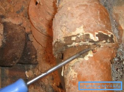 Überschüssiges Material um die Glocke wird sanft gespalten Überschüssiges Material um die Glocke wird sanft gespalten